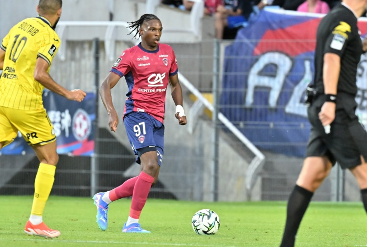 世界杯手机观看-德天空：拜仁对雷恩中卫雅奎特感兴趣，不过球员高昂转会费是阻碍