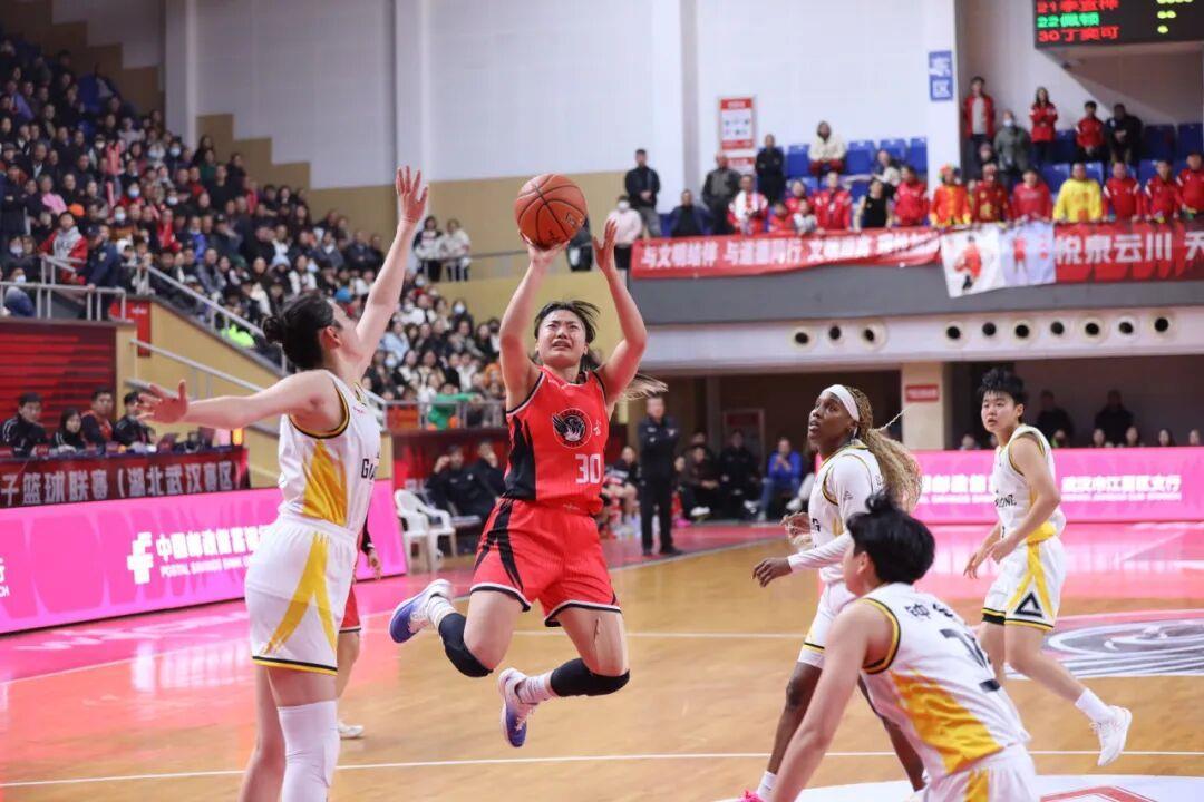 WCBA联赛首胜卫冕冠军,武汉盛帆黄鹤女篮稳居积分榜第八位