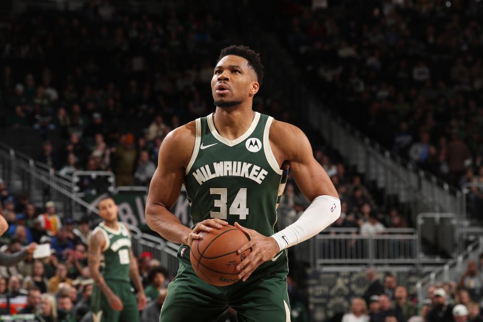 世界杯官方平台-字母哥27+9+8复出首胜!雄鹿灭爵士结束4连败 乔治22分